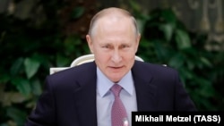 20 июля 2017 года президент России Владимир Путин заявил, что "заставлять человека учить язык, который для него родным не является, так же недопустимо, как и снижать уровень и время преподавания русского в школах национальных республик РФ". Напомним, в период с 2002 по 2010 год количество людей, владюещих татарским языком, в России сократилось на 1 млн человек.