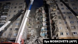 На месте взрыва жилого дома в Магнитогорске работают службы спасения