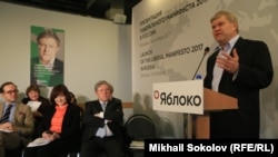 Сергей Митрохин выступает перед однопартийцами