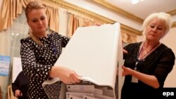 Члени виборчої комісії, Киргизстан, архівне фото