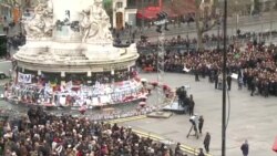 Французи вшанували пам’ять жертв терактів «Шарлі Ебдо» (відео) Французи вшанували пам’ять жертв терактів «Шарлі Ебдо» (відео)