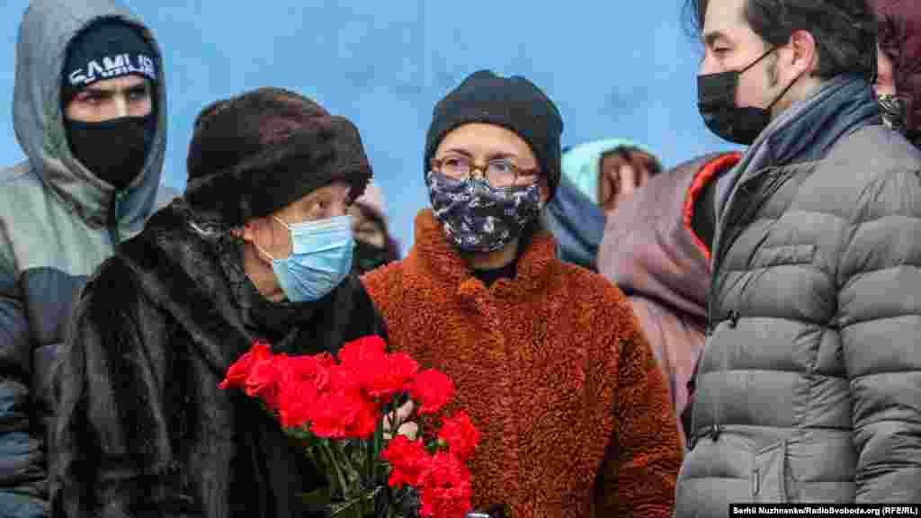 Мама покійного Сергія Проскурні Емілія Олександрівна, близький друг художниця Тетяна Черевань та колишній міністр культури України Євген Нищук