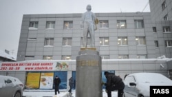 Новосибирск. Памятник Ленину очищают от краски