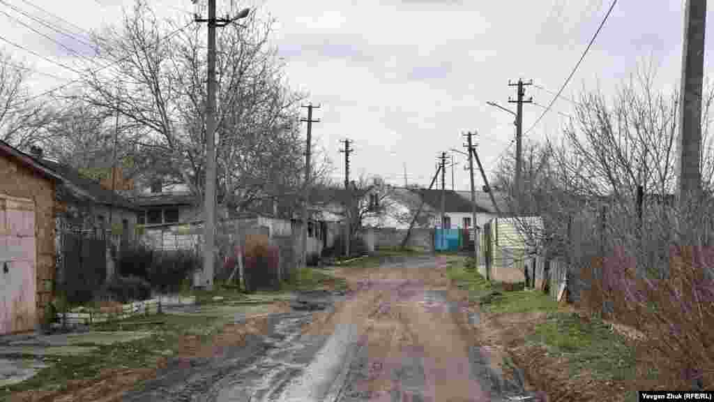 На улице 345-й дивизии после закапывания газовых труб осталась грязь 