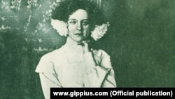 Зинаида Гиппиус дома в своем кабинете, 1903 год