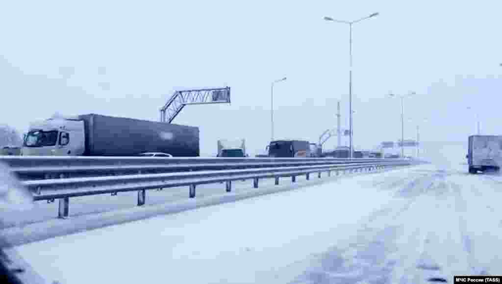 Парализованное движение на подъезде к мосту 