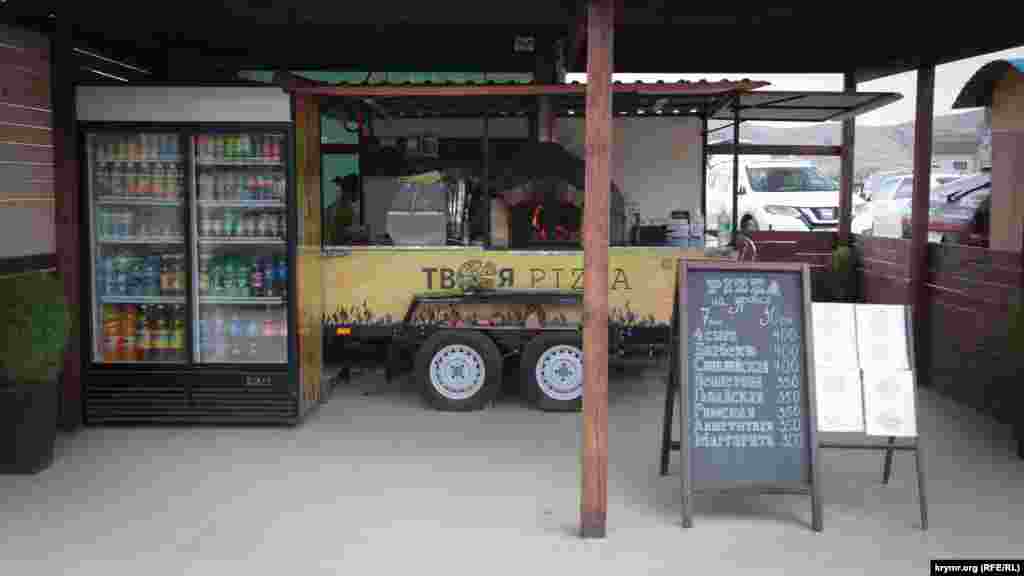 Пиццерии в Коктебеле – на каждом шагу. Цены везде примерно одинаковые – от 300 рублей (109 гривен) за «Маргариту» и до 500 рублей (182 гривны) за приготовленную по авторскому рецепту