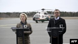 Президентка Європейської комісії Урсула фон дер Ляєн (ліворуч) і прем'єр-міністр Фінляндії Петтері Орпо проводять спільну пресконференцію в аеропорту на сході Фінляндії 19 квітня 2024 року