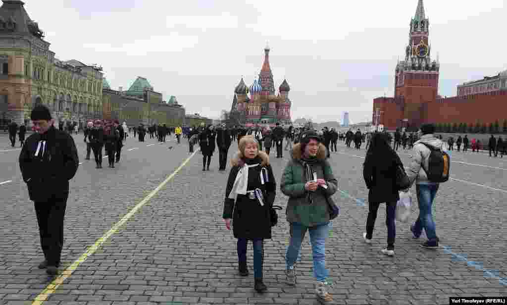 Не менее 500 человек  гуляют по Красной площади с белыми лентами