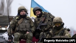 Українські солдати біля ліній фронту неподалік Артемівська. З березня 2015 року