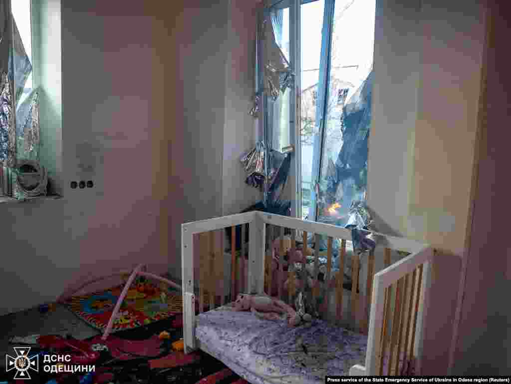 Дитяча кімната у пошкодженому внаслідок російської атаки будинку в Одесі.  Внаслідок масованої атаки РФ на Одещині «загинули двоє співробітників «Укренерго» – 41-річний Дмитро Камінний і 44-річний Максим Шаргородський», – повідомив голова Одеської ОВА Олег Кіпер