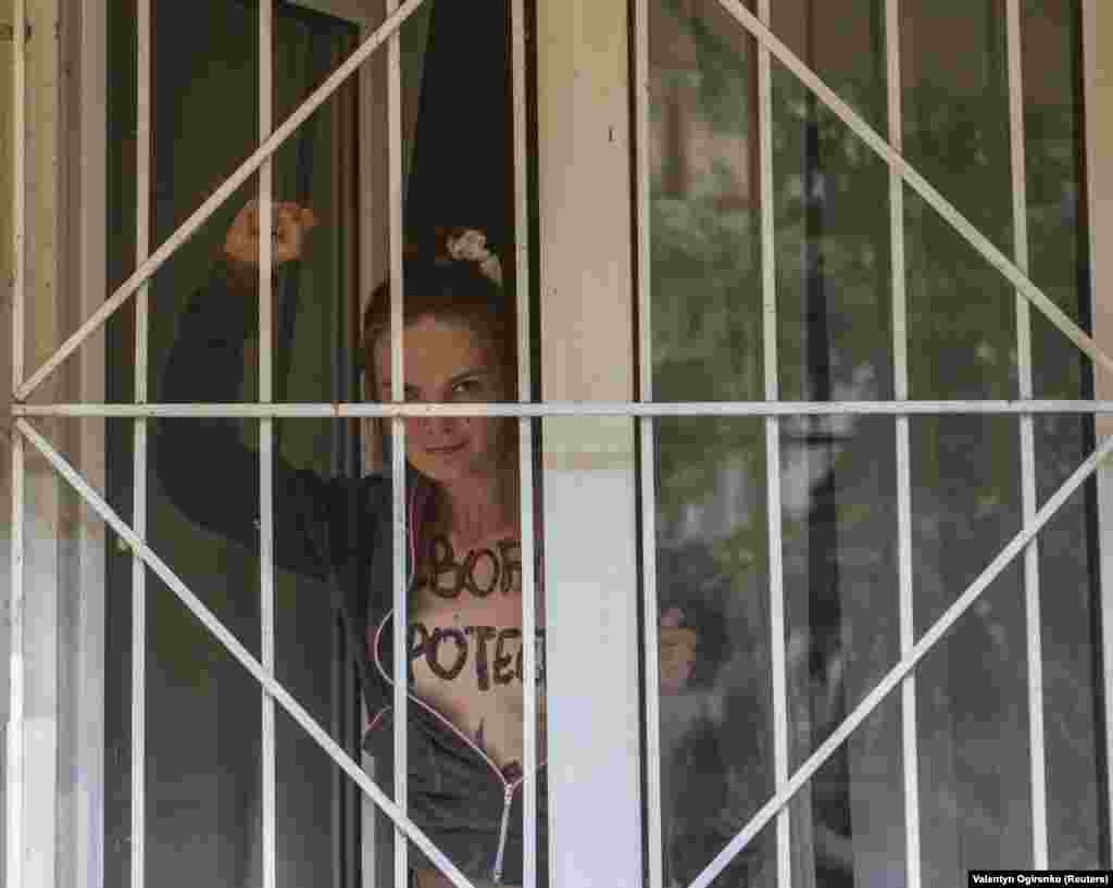 Оксана Шачко показує фотографу жест під час судового засідання у Києві в 2013 році