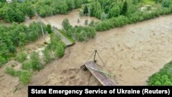 До ліквідації наслідків негоди залучили 1 877 людей та 455 одиниць техніки, зокрема два гелікоптери.