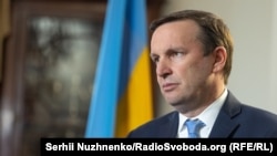 Сенатор Кріс Мерфі (на фото) разом із колегами сенаторкою Джин Шахін і сенатором Робом Портманом обговорили з Радіо Свобода майбутню зустріч очільників США та Росії