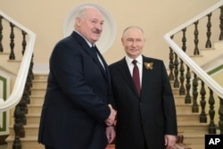 Президент Росії Володимир Путін вітає Олександра Лукашенка перед військовим парадом до Дня перемоги в Москві, Росія, 9 травня 2025 року