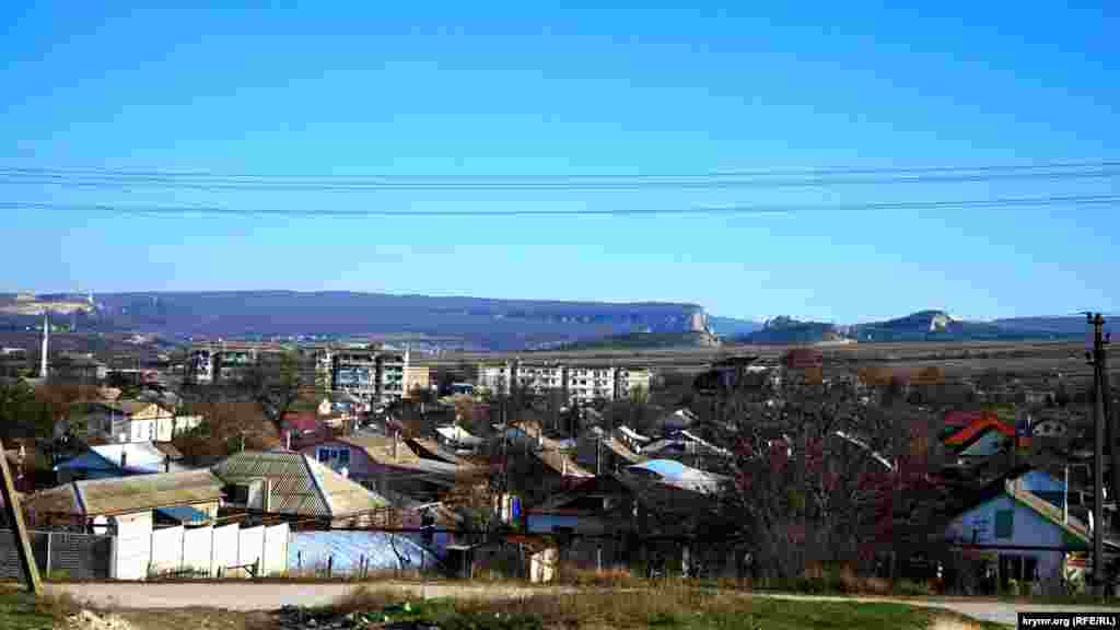 Село Холмовка на фоне так называемой Внутренней гряды Крымских гор. Одной из новых сельских улиц планировалось дать имя Адамцевича. А также установить памятник в этнографическом музее под открытым небом «Рідне село»