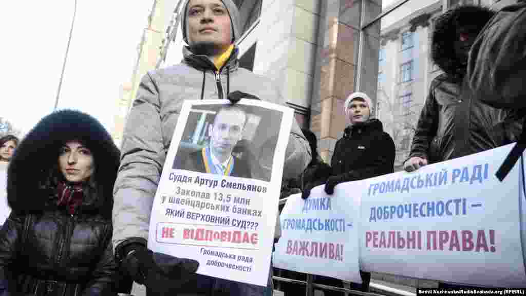 Біля будівлі Комітетів Верховної Ради України активісти організацій «Реанімаційний пакет реформ» та «Автомайдан» провели акцію «Доброчесність у смітник?». Активісти вимагали надати Громадській раді доброчесності реальні правові механізми для виконання її функцій, включивши відповідні положення до законопроекту «Про Вищу раду правосуддя».  Київ, 7 грудня 2016 року ДИВИТИСЯ ФОТОГАЛЕРЕЮ