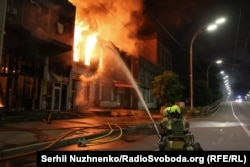Рятувальники гасять пожежу під час російської повітряної атаки у Києві. 6 червня 2025 року.