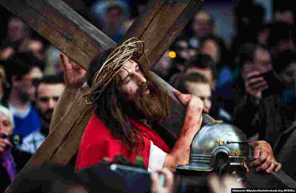 Ім’я виконавця головної ролі тримають в секреті. Організатори кажуть, що це «глибоко релігійна людина», яка вже вдруге бере участь у виставі