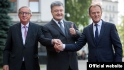 Президент України Петро Порошенко (с), президент Європейської ради Дональд Туск (п) і президент Європейської комісії Жан-Клод Юнкер (л) перед початком попереднього саміту Україна – ЄС, Київ, 13 липня 2017 року