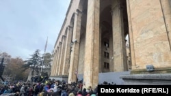 Демонстранти біля стін парламенту Грузії, 25 листопада 2024 року