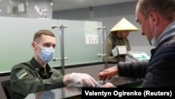 За словами речника ДПСУ, це рішення ухвалено через масову підробку документів про начебто навчання в іноземних вишах. Лише протягом липня-серпня прикордонники виявили близько 600 таких документів. Фото ілюстративне