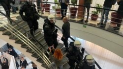 Tenzije tokom sednice o poverenju gradonačelnika Novog Sada Tenzije tokom sednice o poverenju gradonačelnika Novog Sada