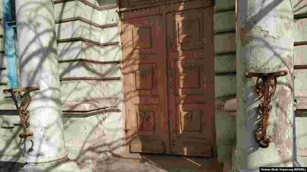 Здесь все старое – двери, колонны, держатели для флагов