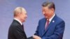 Ruski predsjednik Vladimir Putin i kineski predsjednik Xi Jinping pozdravljaju se tokom ceremonije dobrodošlice na samit Šangajske organizacije za saradnju u Tianjinu 31. avgusta 2025. godine.