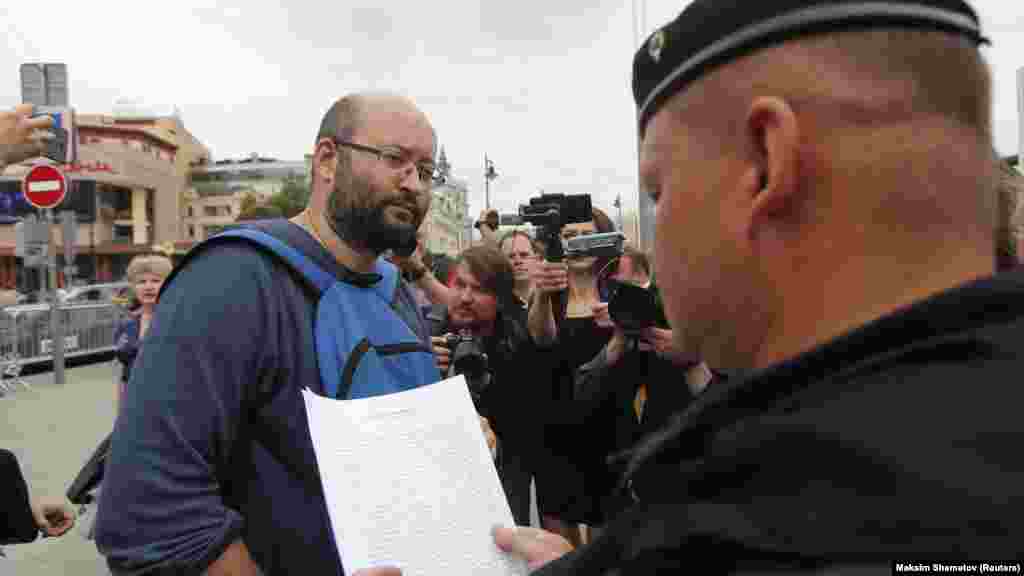 В конце марша были задержаны журналисты Илья Азар и Елизавета Нестерова. Как сообщает «Медиазона», сотрудники ОВД заявили, что хотят «поговорить про организацию». Азар и Нестерова изначально были среди организаторов марша, но вышли из оргкомитета. По данным ОВД-Инфо, Азара и Нестерову везут в ОВД «Дорогомиловский»