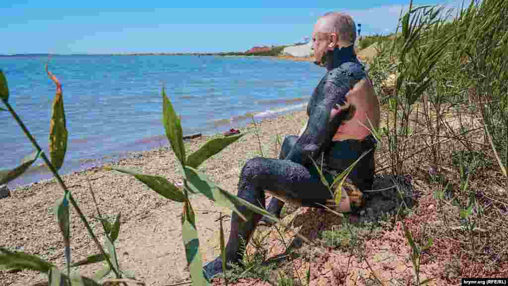 Этот мужчина с Урала рассказал, что самостоятельно принимает грязевые ванны в течение последних 40 лет. Главное, по его словам, – не переборщить