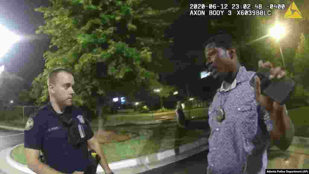 Поліція Атланти опублікувала кадри з камер співробітників, які проводили затримання 27-річного чорношкірого Рейшарда Брукса