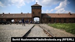 На території колишнього нацистського концтабору «Аушвіц-Біркенау біля міста Освенцима (Польща) тепер діє музей. У концтаборі утримували понад 14,5 тисяч вихідців із території України