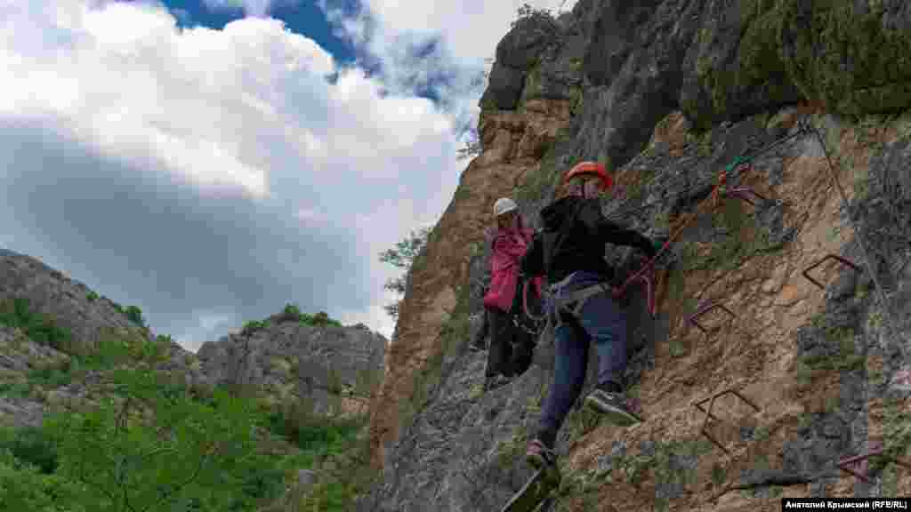 И напоследок совершили подъем с помощью специального снаряжения по маршруту виа феррата на отвесном склоне ущелья. Виа феррата – скальный участок, специально оборудованный металлическими конструкциями, помогающими преодолевать его с большей скоростью и меньшими затратами энергии. В Крыму он был проложен в 2012 году
