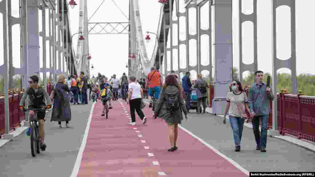 Головний санітарний лікар України Віктор Ляшко заявив: «Як би вже не хотілось всім нам позбавитись цього карантину і коронавірусу, треба все ж таки включити тумблер терпіння. Терпіння, яке дозволить нам вийти з карантину вчасно. А не передчасно… Повна відміна карантину без запровадження обґрунтованих профілактичних заходів – це 120–140 тисяч смертей до кінця вже цього року». Попри карантині обмеження, все більше людей нехтують правилами. Парковий (пішохідний) міст на Труханів острів у неділю, 3 травня 