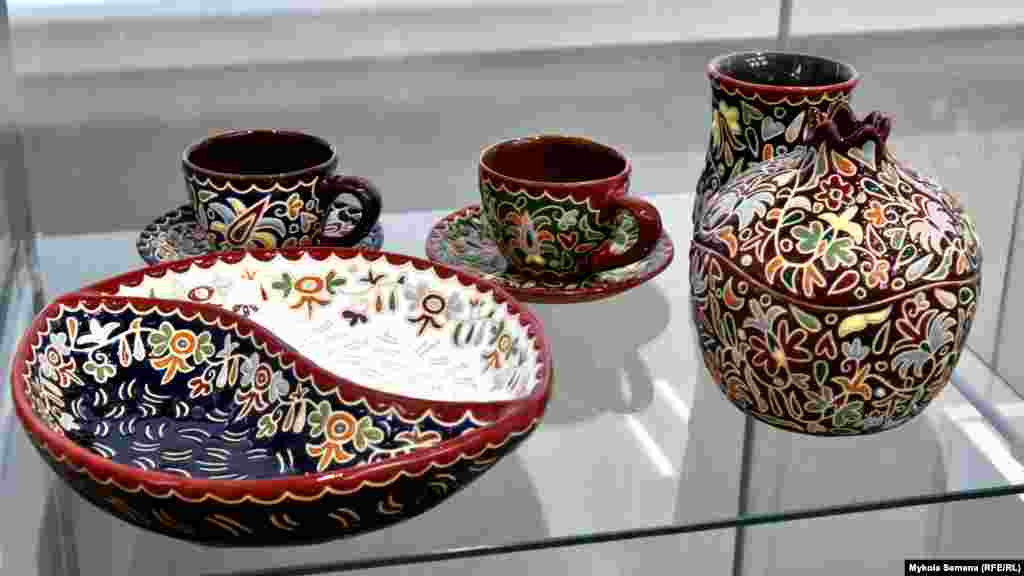 Кофе считается излюбленным напитком крымских татар. И также, как и джезве, в домах крымчан обязательно есть кофейные сервизы. Этот выполнен из эмали. Автор –  Азиз Велиляев