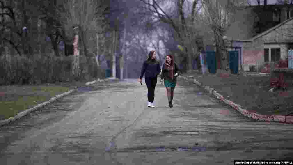 У довоєнний час у селищі проживало близько 2500 тисяч людей. Сьогодні тут проживає близько 600 осіб – це ті, хто не виїжджав у найважчі часи, і ті, хто вже повернувся назад. Місцеві жителі зізнаються, що більшість з них – це люди похилого віку. Однак є й молоді родини з дітьми – у селищі для них працює дитсадок та школа