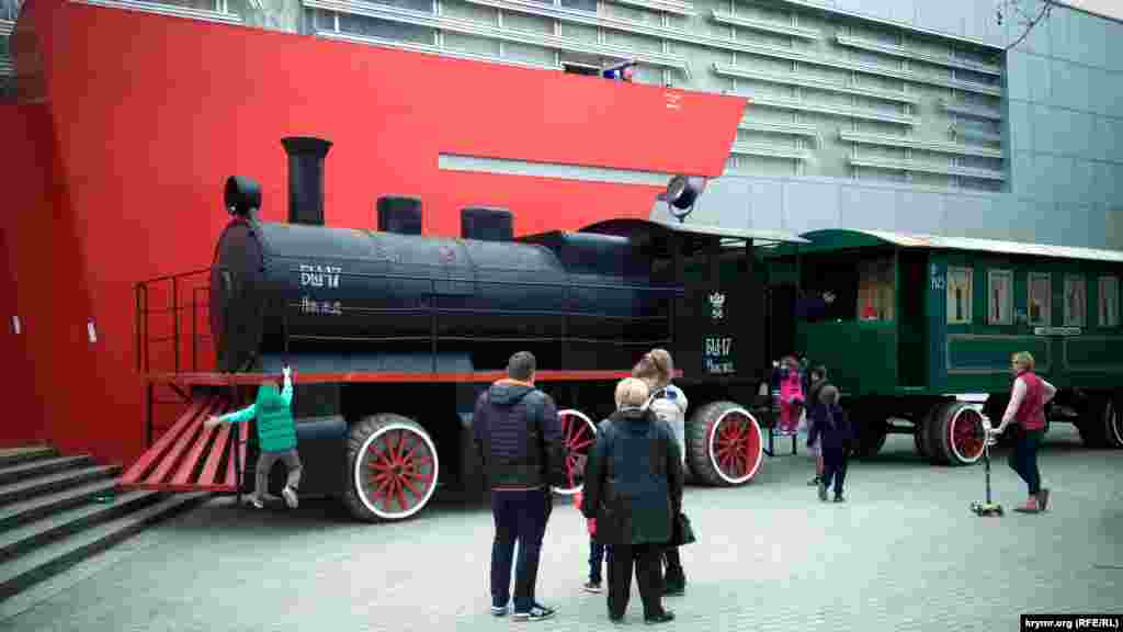 В аннексированном Севастополе в день выборов президента России к избирательному участку подогнали бутафорский развлекательный паровоз на резиновых колесах 