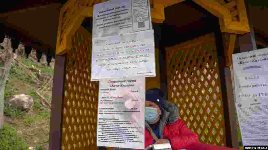 Касса Бахчисарайского историко-культурного заповедника, к охраняемым экскурсионным объектам которого относится и Качи-Кальон, появилась на тропе к пещерам два года назад. По словам кассира, с нынешнего года аналогичным образом будут «обилечивать» и посетителей соседнего пещерного города Тепе-Кермен