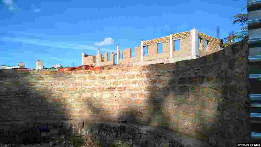 Для его реализации инвестор вырубил деревья в парке, что вызвало волну возмущений среди горожан. Когда строительство на объекте было в разгаре, на нем побывал экс-глава российской администрации Симферополя Геннадий Бахарев. Он пригрозил инвестору пересмотром проекта – в случае невыполнения им договора