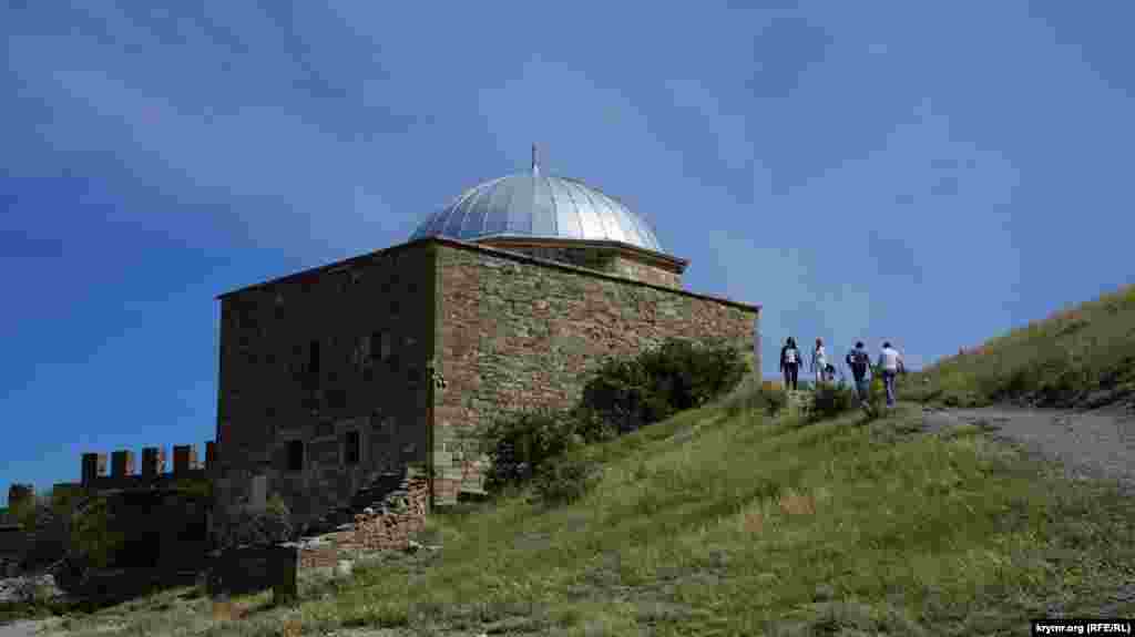 В мечети Падишах-Джами (или «Храме с аркадой») ныне размещается музей заповедника «Судакская крепость»