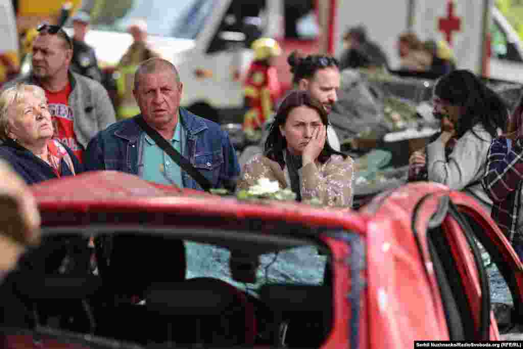 Місцеві жителі на місці удару РФ по багатоповерхівці у Києві