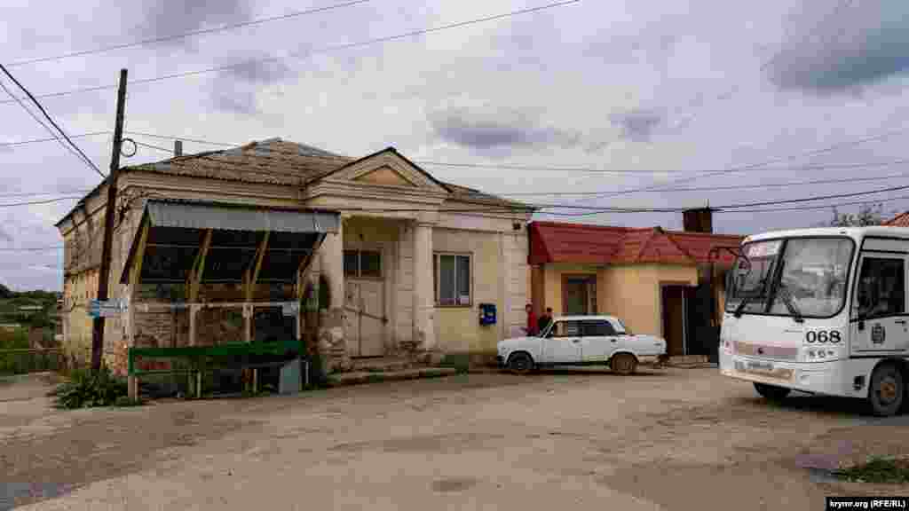 Конечная остановка городских маршруток у здания сельской почты, которая работает только по утрам. На автобусах остановка указана как Курцы. Сделано это якобы для того, чтобы пассажиры не путались с другой Украинкой – микрорайоном в Железнодорожном районе Симферополя, поясняют местные жители