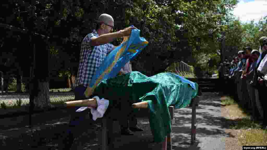 Крымские активисты ранее сообщали, что Сервер Караметов умер в больнице после ДТП в Старом Крыму 23 июня. В аварии также пострадал крымский татарин Энвер Арабаджиев