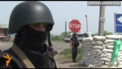 Зона АТО: огляд підозрілих машин на блокпосту Зона АТО: огляд підозрілих машин на блокпосту