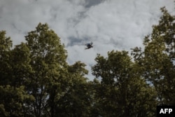 FPV-дрон-камікадзе військовослужбовцями батальйону «Ахіллес» 92-ї ДШБр ЗСУ летить у бік російських позицій, Харківська область, 16 травня 2024 року