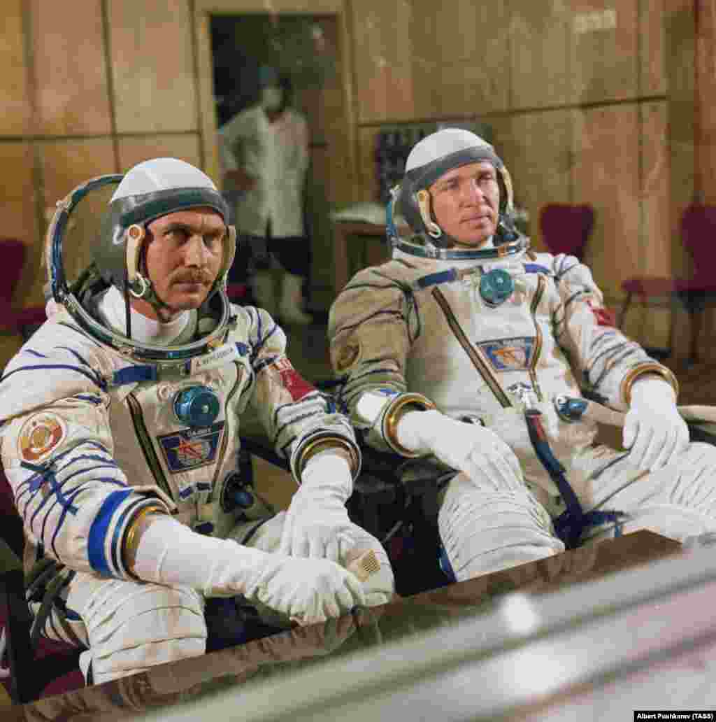 Космонавты Анатолий Березовый и Валентин Лебедев разговаривают с журналистами перед запуском в 1982 году. Некоторые из советских традиций существуют по сей день. Например, совместный просмотр перед запуском фильма «Белое солнце пустыни»