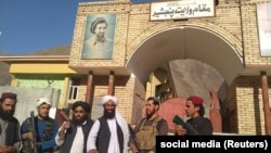 Таліби перед входом до офісу губернатора провінції Панджшер, 6 вересня 2021 року