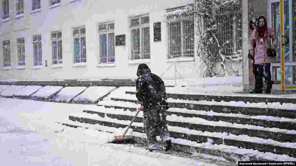 У уборщиков прибавилось работы во время снегопада 