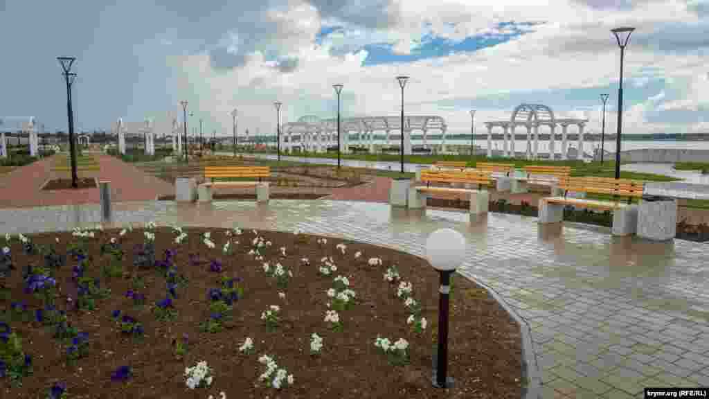 Теплый дождь, немного окропив цветочные клумбы и скамейки, «переместился» в центральную часть курортного города